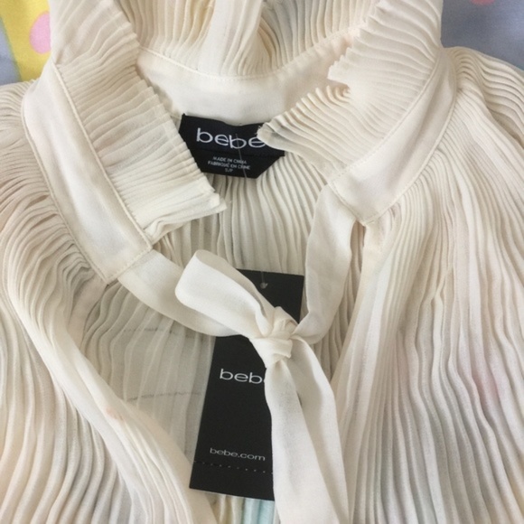 NWT Bebe Ribbon Tie Pleated Blouse, size Small - Picture 4 of 8